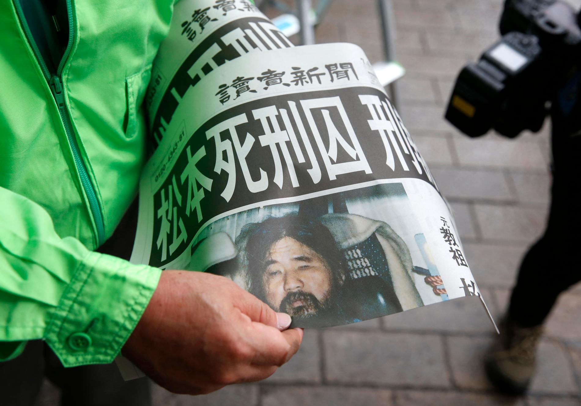 Japans största dagstidning Yomiuri Shimbun kom med extraupplagor på fredagen för att rapportera om man avrättat Shoko Asahara, ledaren för den domedagssekt som utförde en dödlig sarinattack i Tokyos tunnelbana 1995.
