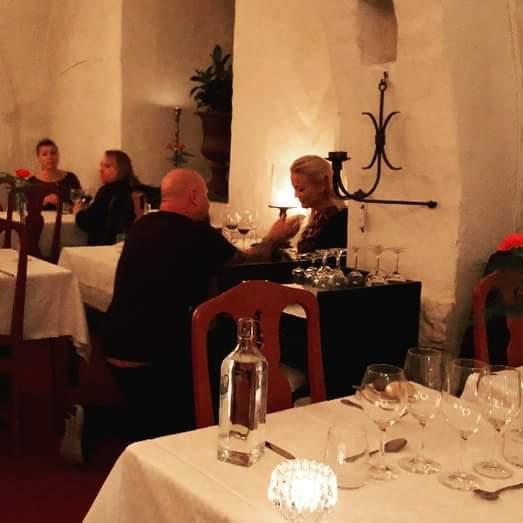 Anders Bagge friar till sin Johanna Lind under en middag på Vadstena Klosterhotell.