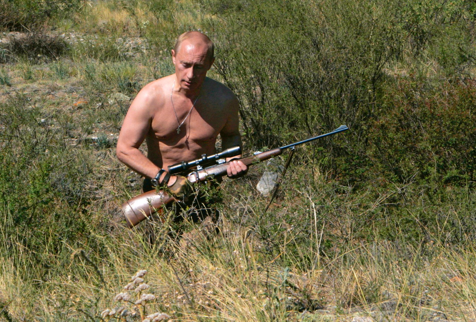 Putin framställer sig gärna som ”stark man” i olika mer eller mindre spontana bilder. Springandes med gevär, på hästrygg, i vinterbad eller spelandes hockey.