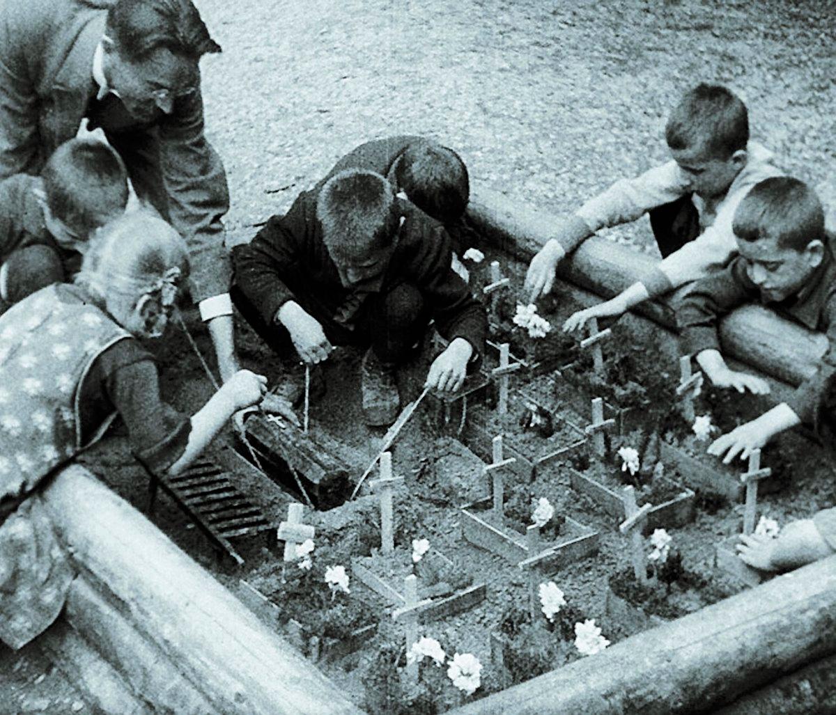 De blinda barnen sänker ner en kista på sin egen kyrkogård. Bilden kommer ur en dokumentär från 1926 och ingår i Felix Gmelins verk på Galleri Milliken.