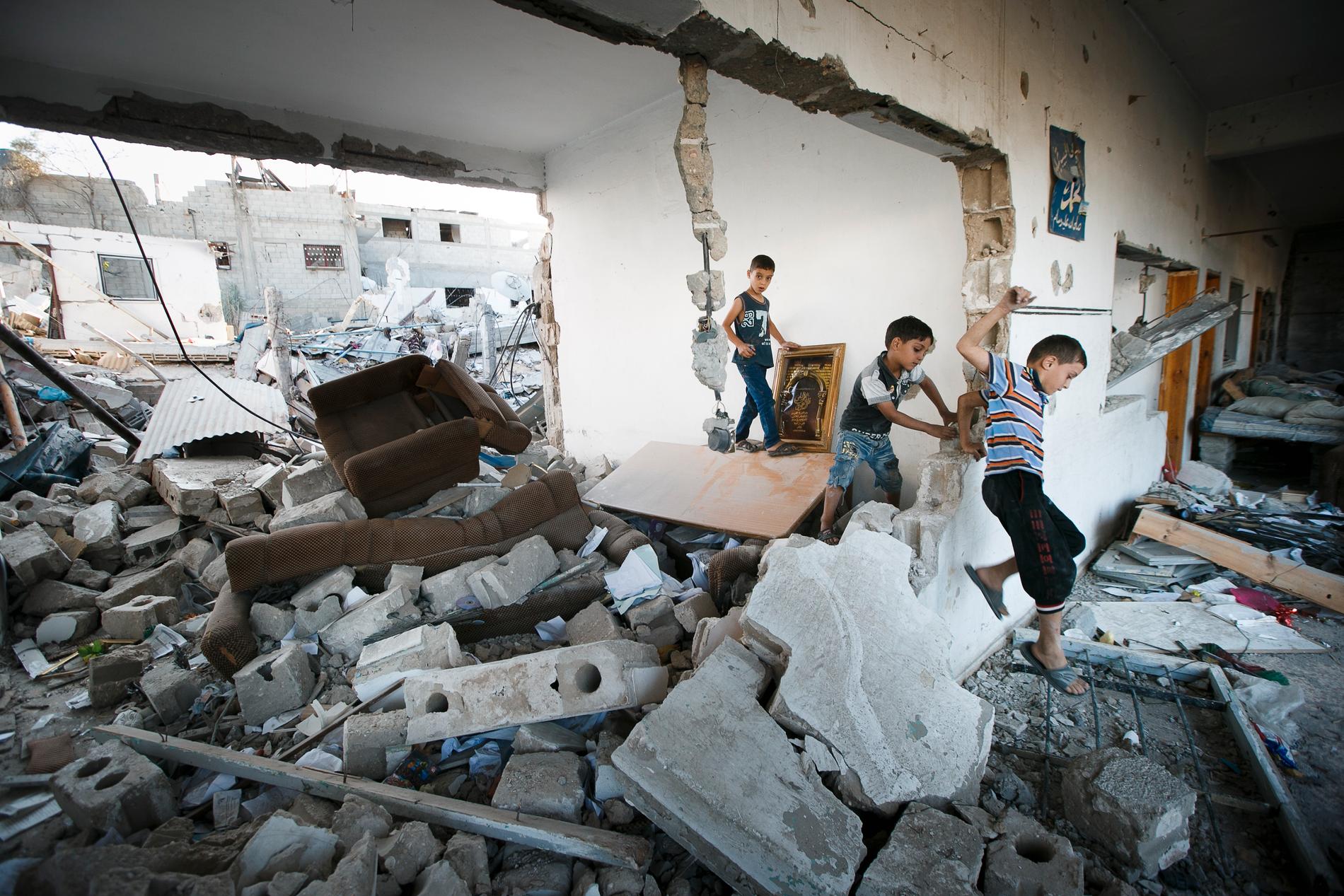 Barn i Gaza tar sig runt bland rasmassorna.