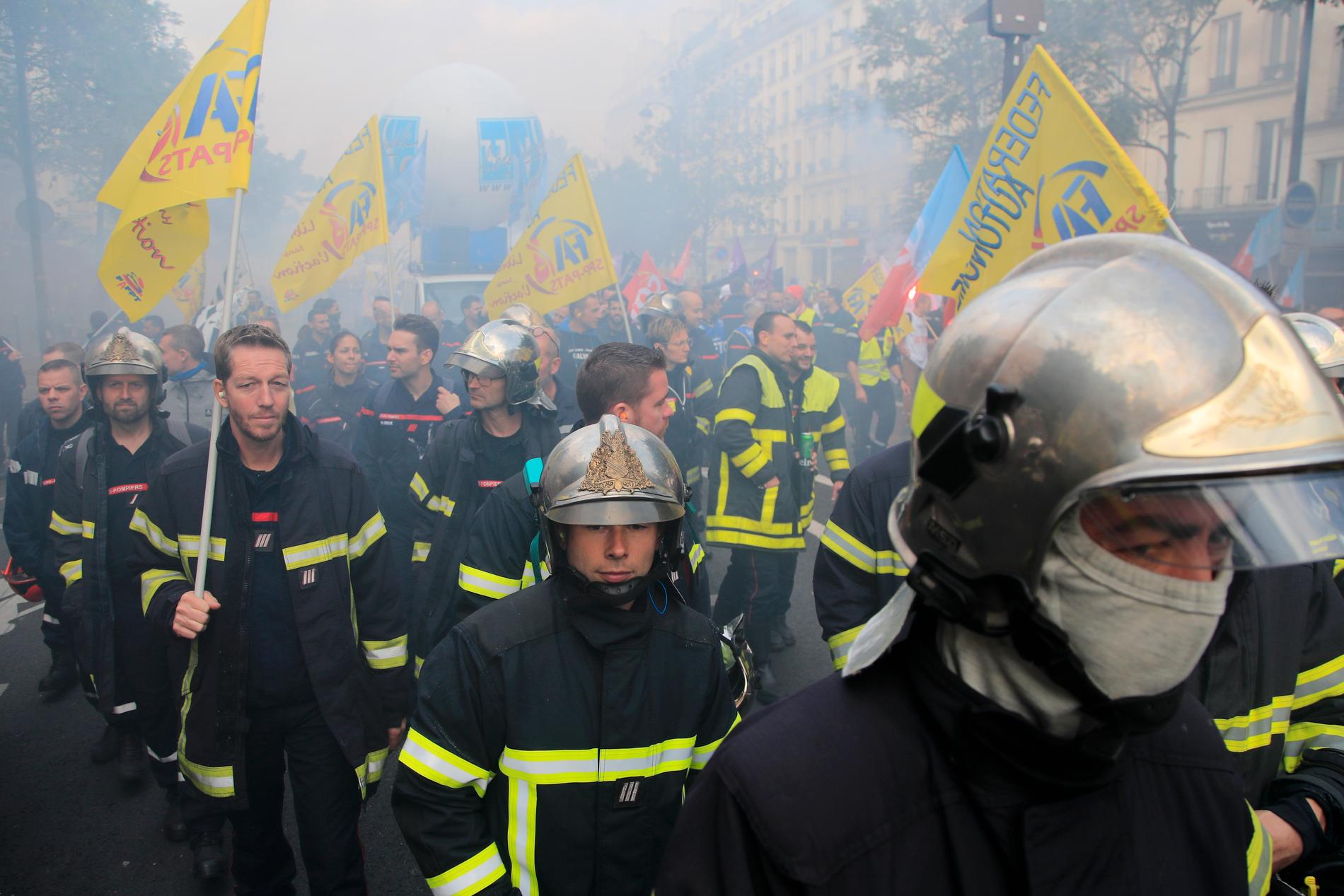 Brandmän på marsch i Paris på tisdagen med krav på bättre villkor.