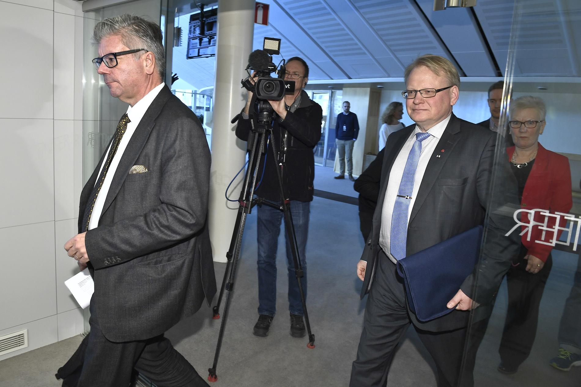 Moderaternas Hans Wallmark och försvarsminister Peter Hultqvist (S) på väg in till en presskonferens den 13 mars 2017.