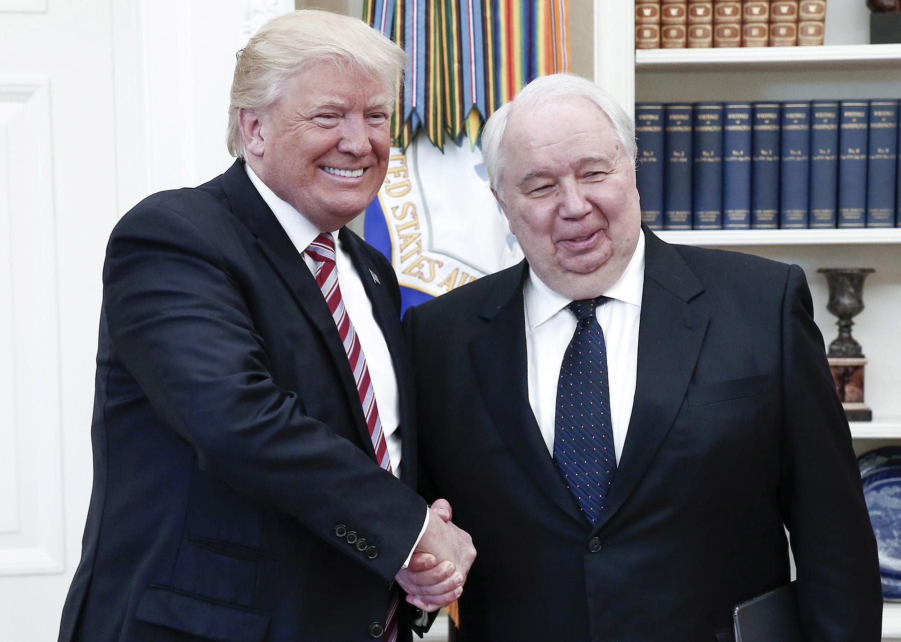 Donald Trump och ryske USA-ambassadören Sergej Kislyak under mötet i Vita huset.