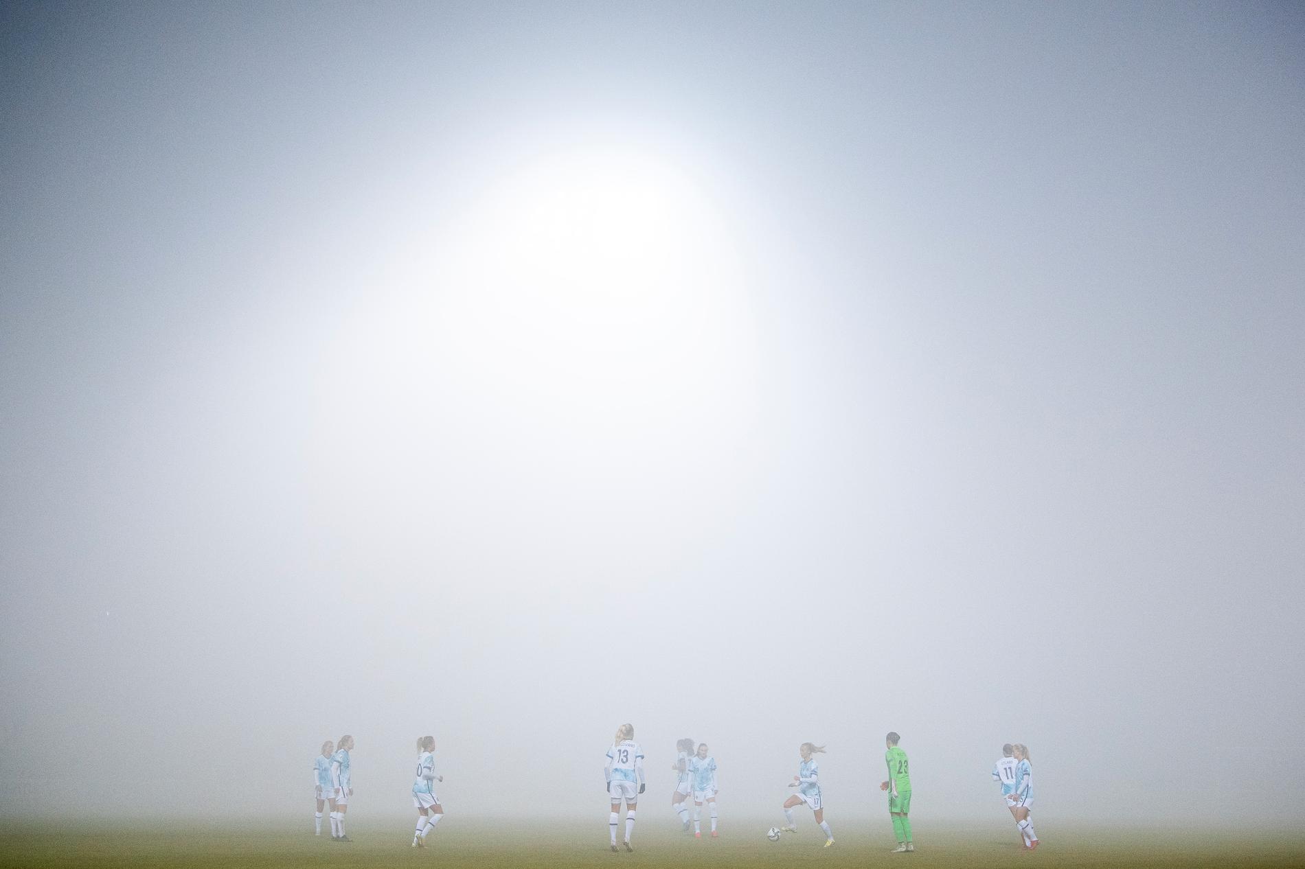 Norges match mot Armenien fick brytas efter tunga dimman. 