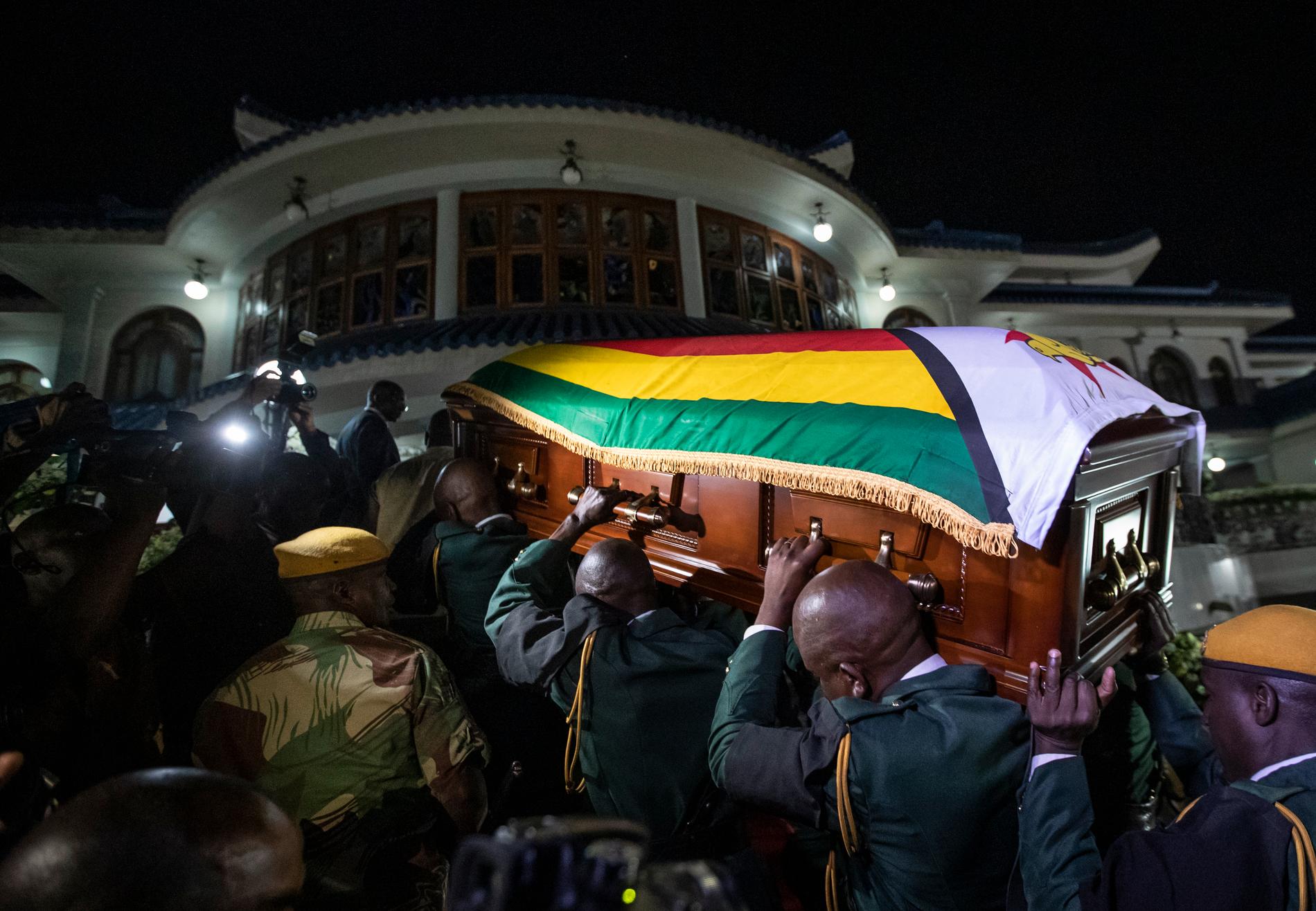 Robert Mugabes kropp anländer i en kista till hans officiella residens i Zimbabwes huvudstad Harare sent på onsdagen.
