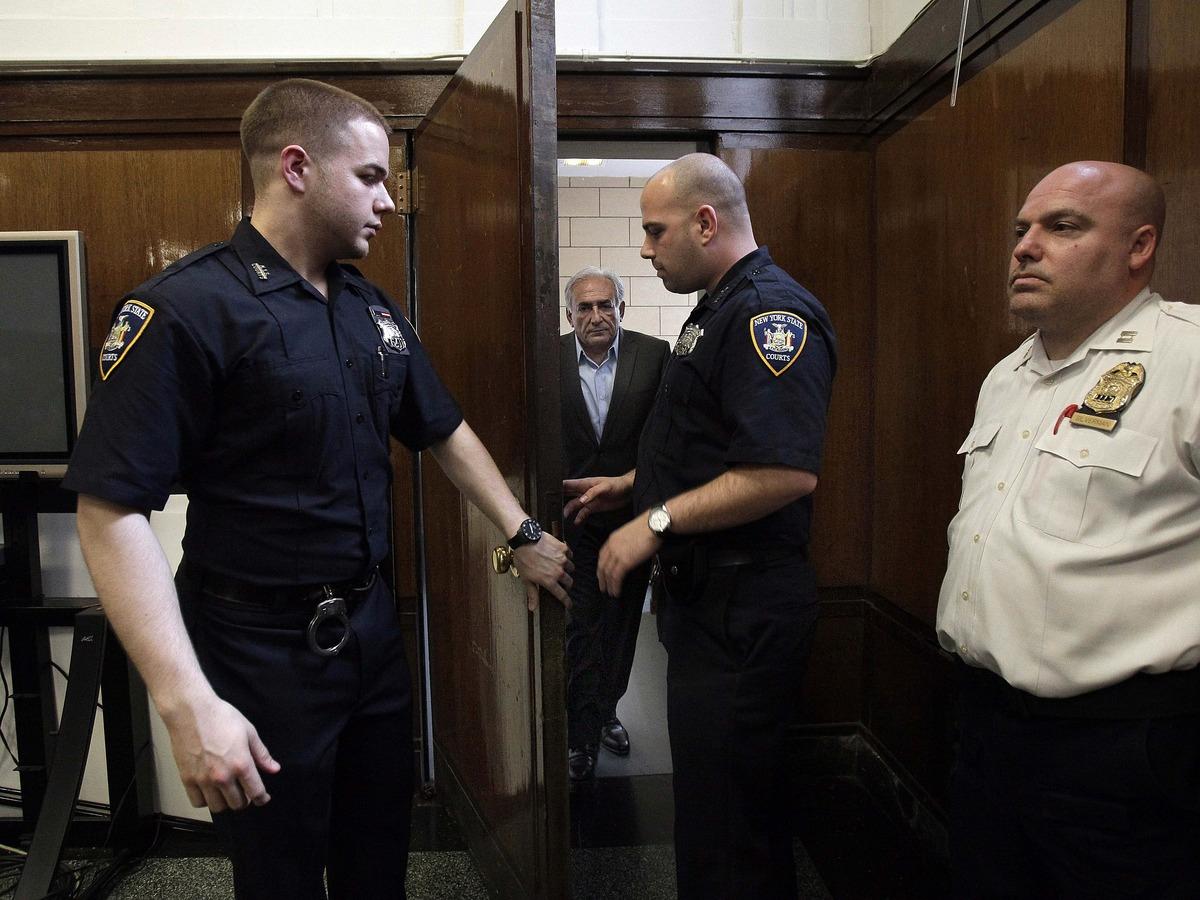 Dominique Strauss-Kahn förs in i rättssalen i New York.