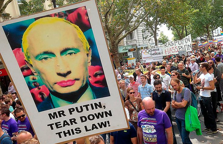 När Putin hetsar mot homosexuella är det inte för att han är homofob utan för att han vill få med sig anhängare från ortodoxa kyrkan, landsbygden och högerextremister, skriver Mattias Svensson. Bilden från en demonstration i Berlin.