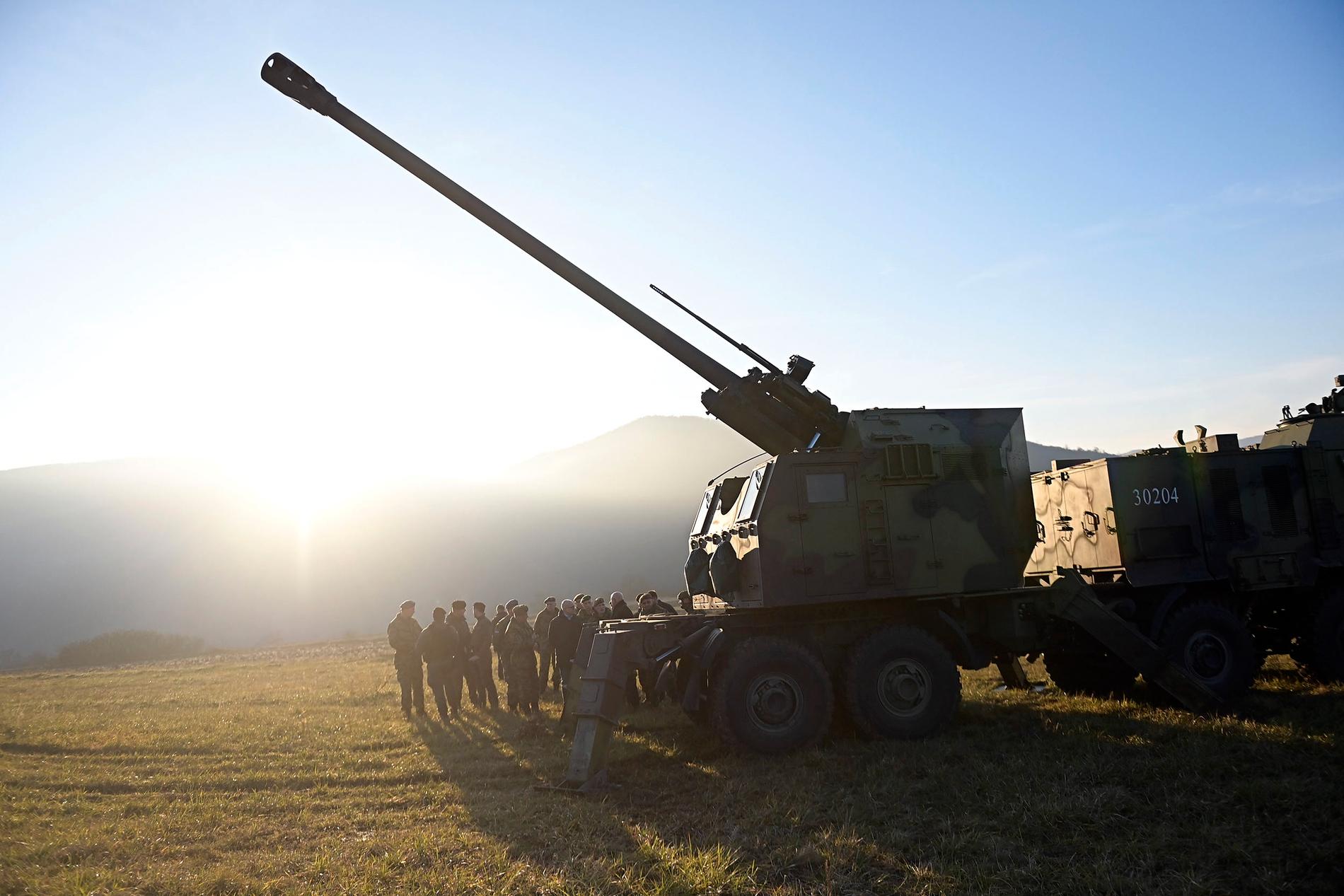 Bild från serbiska försvarsmakten av haubitsar i position nära gränsen mot Kosovo på annandag jul.