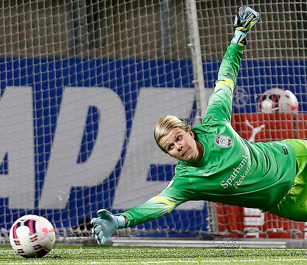 Emelie Lundberg har hjälpt Eskilstuna till toppen – och blivit uttagen till A-landslaget.