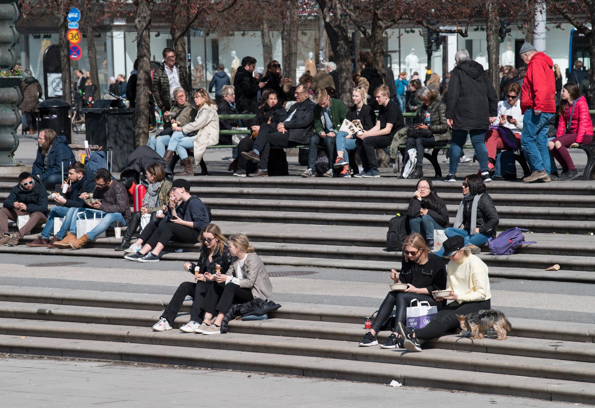Stockholmare njuter av vårsolen i Kungsträdgården. Men det är viktigt att inte glömma att smörja ansiktet med solkräm även under våren.