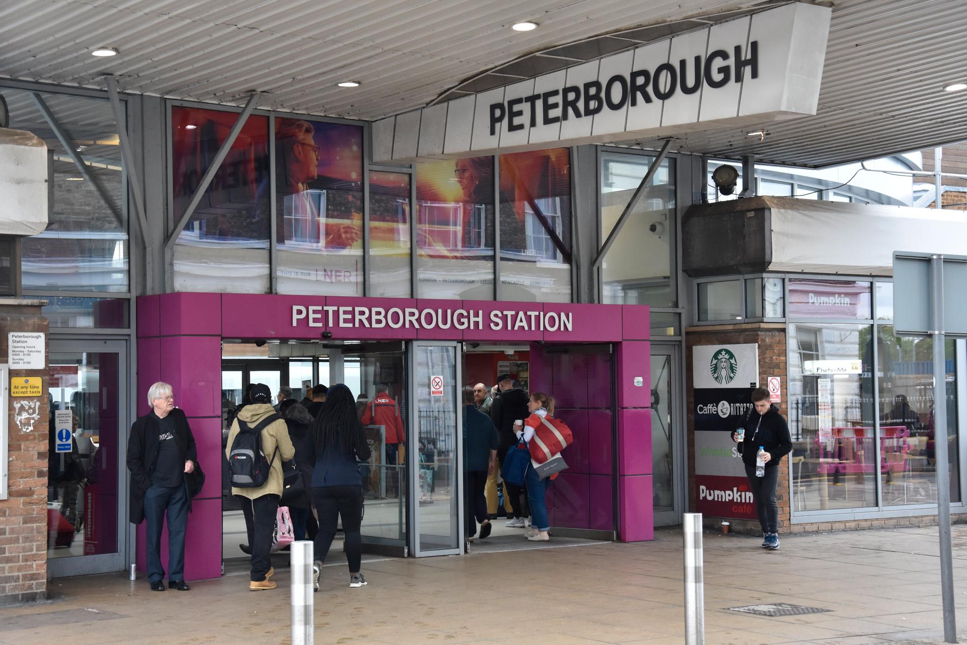 Peterborough ligger en dryg timmes tågresa norr om London och är ingen krisbygd. Kommunikationerna till huvudstaden är bra och stora satsningar på 2000-talet har lockat investeringar och företag.