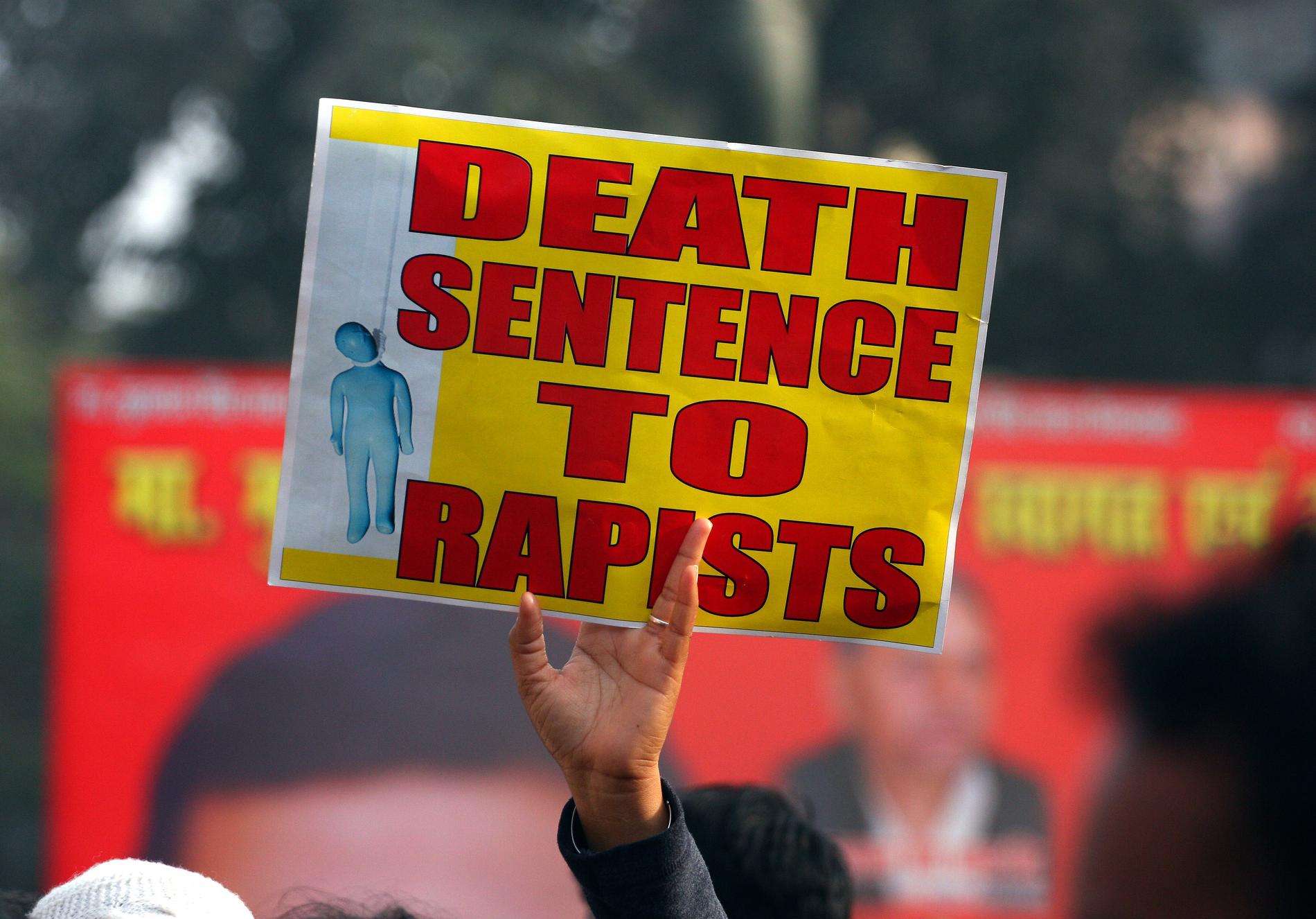 Vid en tidigare protest höll en kvinna upp den här skylten. De fyra männen som satt åtalade för den brutala gruppvåldtäkten i New Dehli i fjol fick den 13 september sin dom.