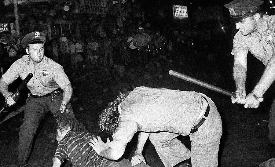 Poliser går till attack mot gaydemonstranter i New York i samband med historiens första prideparad 1970 – ett år efter upproret på Stonewall Inn.