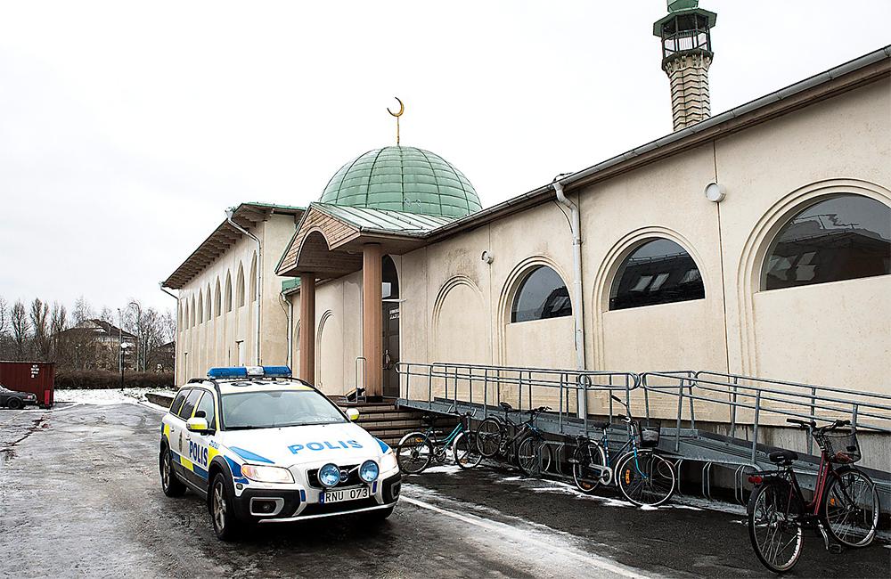 Moskén i Uppsala utsattes under nyårsnatten för ett attentat. En maskerad man försökte bränna ner den. Foto : PONTUS LUNDAHL /TT