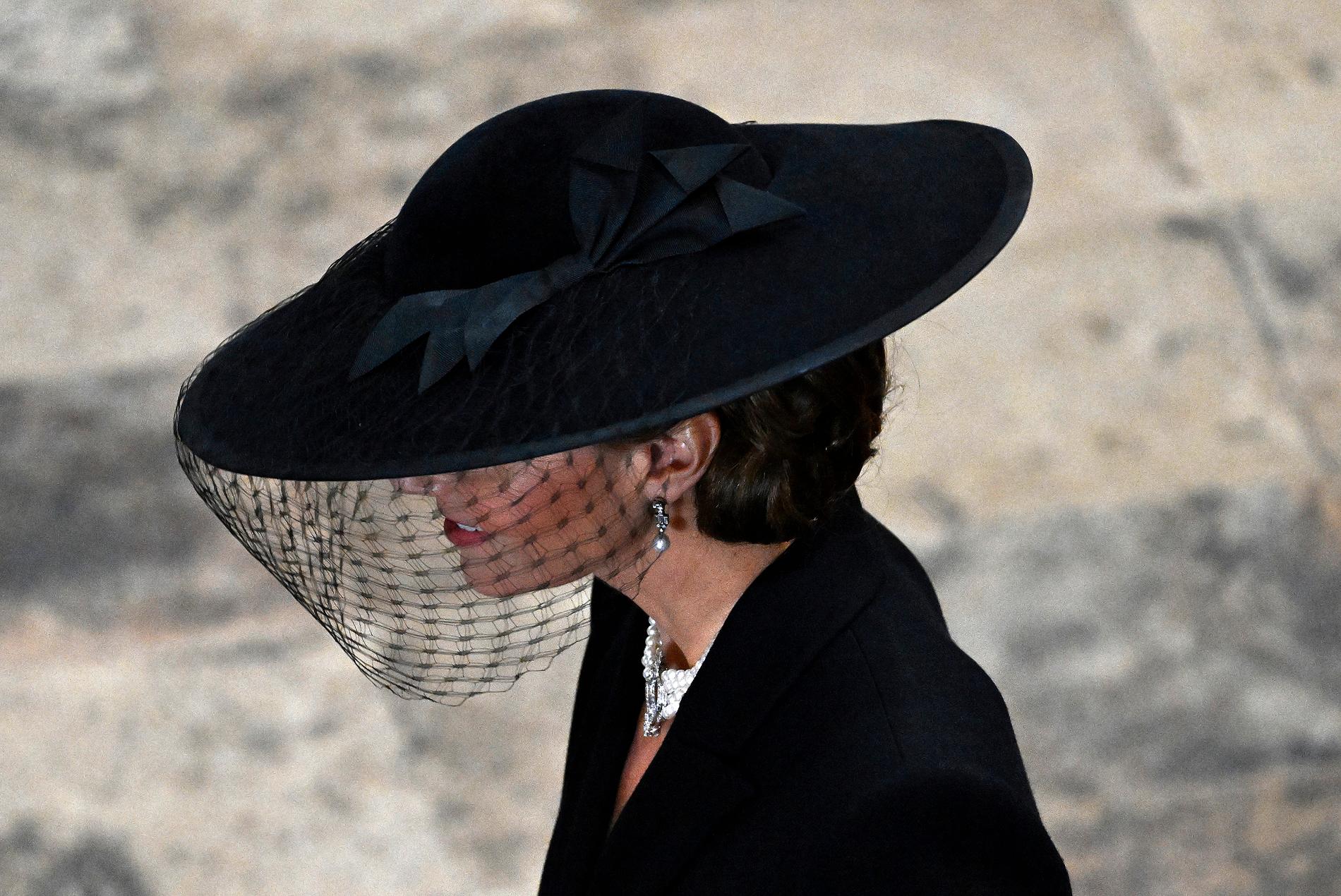 Kates smycken blev en snackis. Både örhängena och pärlhalsbandet har tillhört drottning Elizabeth. 