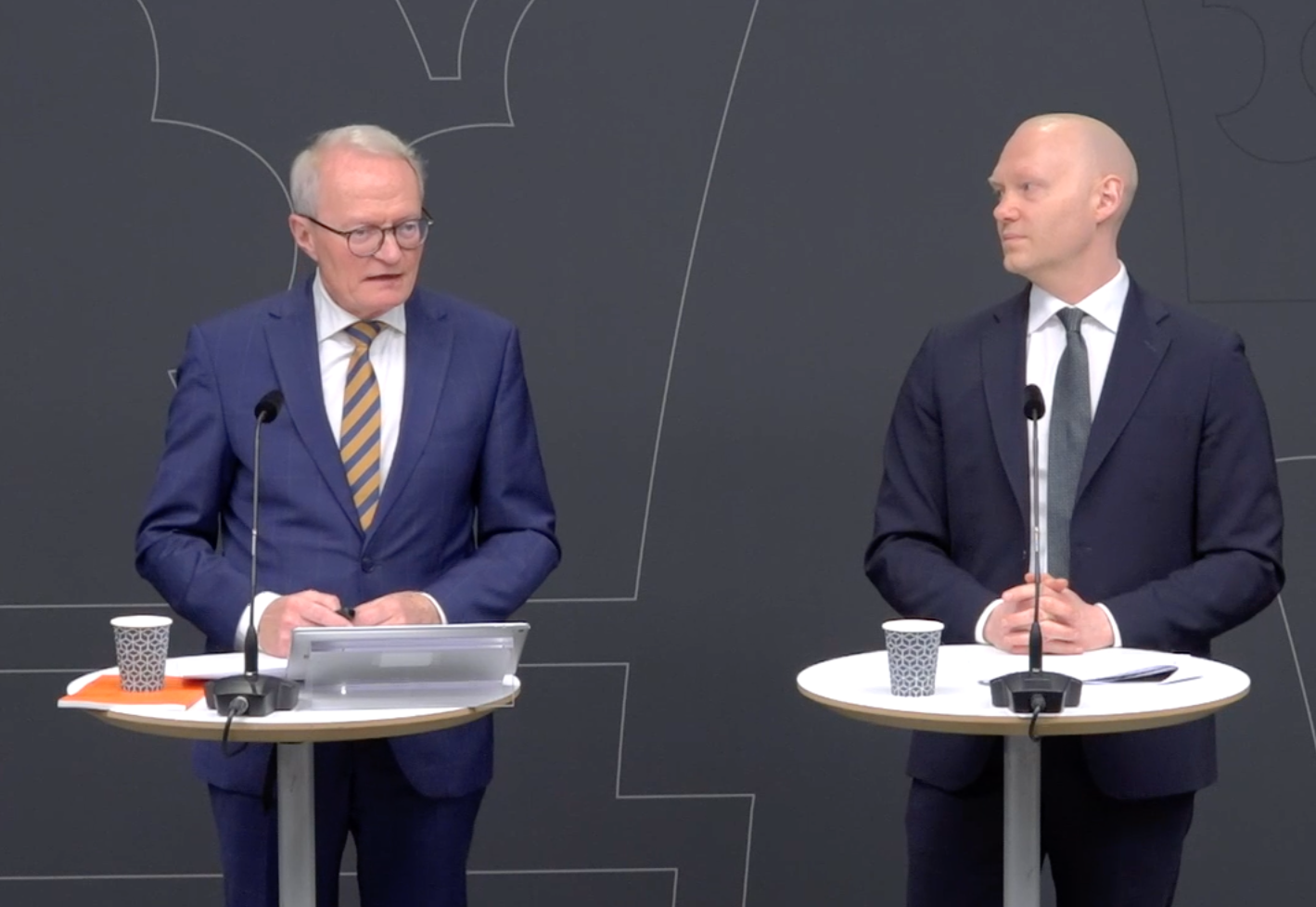 Utredaren Gunnar Larsson och finansmarknadsminister Niklas Wykman (M).