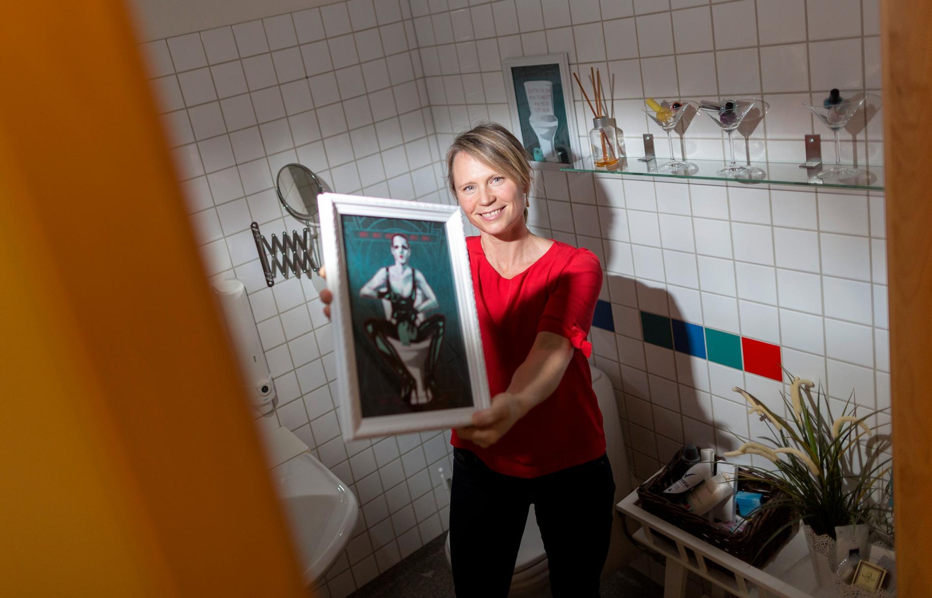 Annika Skoglund under invigningen av hen-toaletten, 2016.