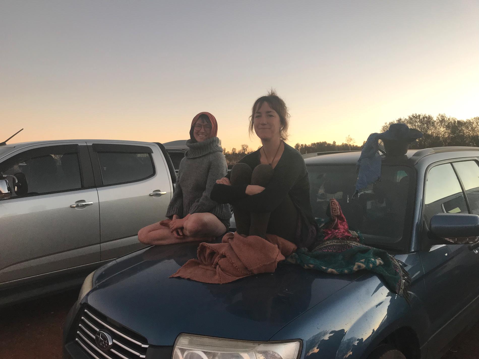 Cassie och Candice från Alice Springs, två av de många turister som samlas i solnedgången för att beundra Uluru (Ayers Rock). Jätteklippan är känd som Australiens hjärta.