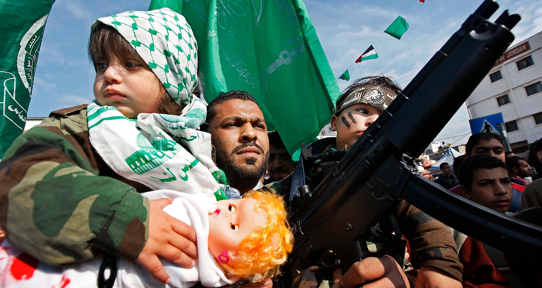 hyllad rörelse En militant Hamas-anhängare demonstrerar i Gaza city. Skribenten Daniel Suhonen ifrågasätter många vänsterdebattörers stöd för islamistiska organisationer.