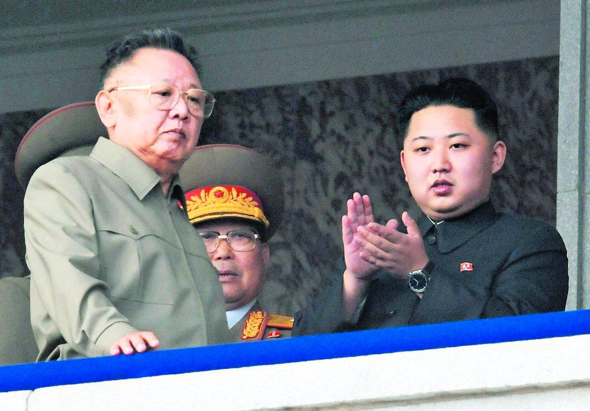 Nordkoreas ledare Kim Jong Il framträder tillsammans med sonen och efterträdaren Kim Jong-Un.