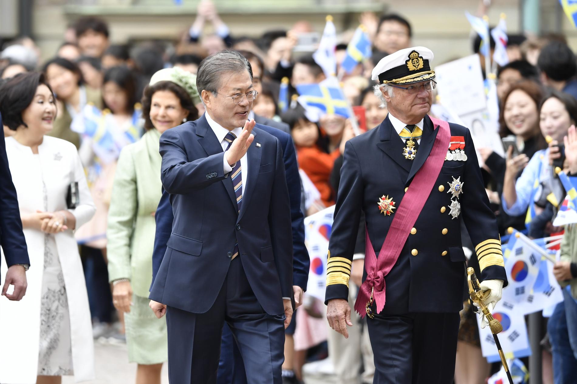 Sydkoreas president Moon Jae-in och kung Carl Gustaf vid Kungliga slottet. I bakgrunden syns Moons hustru Kim Jung-Sook och drottning Silvia. Sydkoreas presidentpar är på ett två dagar långt statsbesök i Sverige.