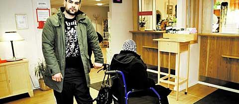 ”Hur ska de orka?” Rinkeby vårdcentral har tvingats säga upp halva personalstyrkan. Mustafa Wali, 21, är assistent åt en rullstolsburen kvinna och på besök ett par gånger i månaden. De är båda bekymrade över framtiden. ”Det märks att de blivit stressade, man är orolig för att de inte ska orka”, säger han.