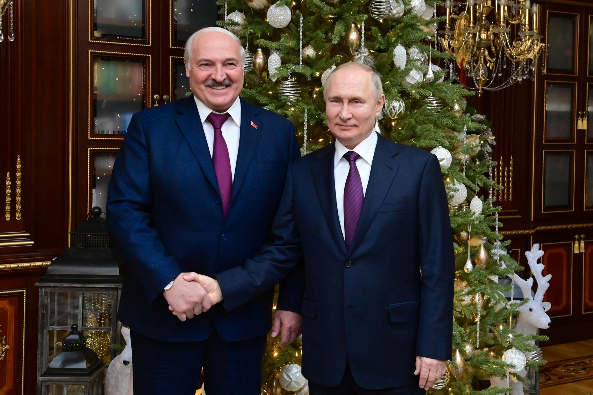 Lukasjenko och Putin i Minsk under måndagen. 