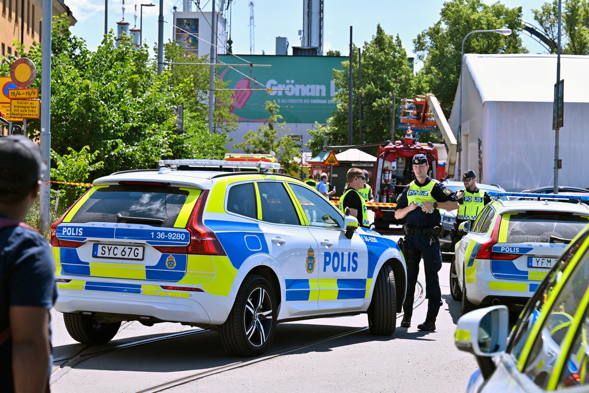 Polis på plats utanför Gröna Lund på Djurgården.