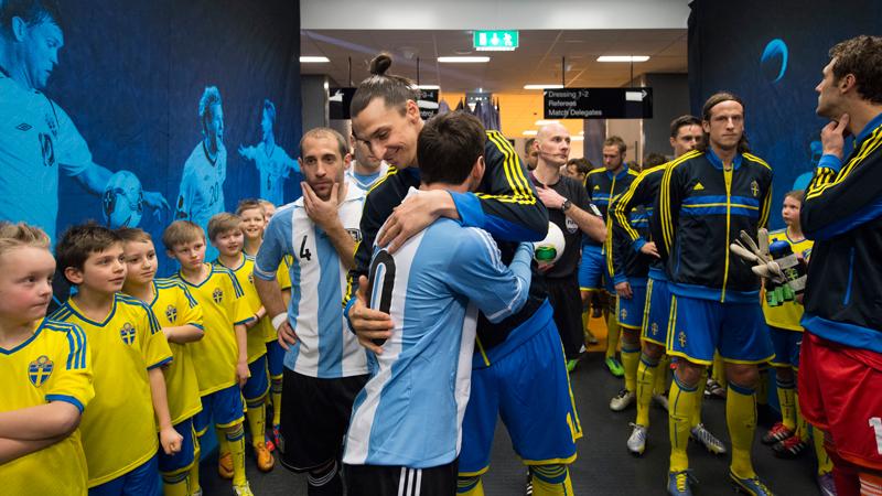 6 februari 2013 spelade Sverige mot Argentina på Friends Arena. Här hälsar Zlatan på sin gamla lagkamrat, världens bäste fotbollsspelare Lionel Messi.