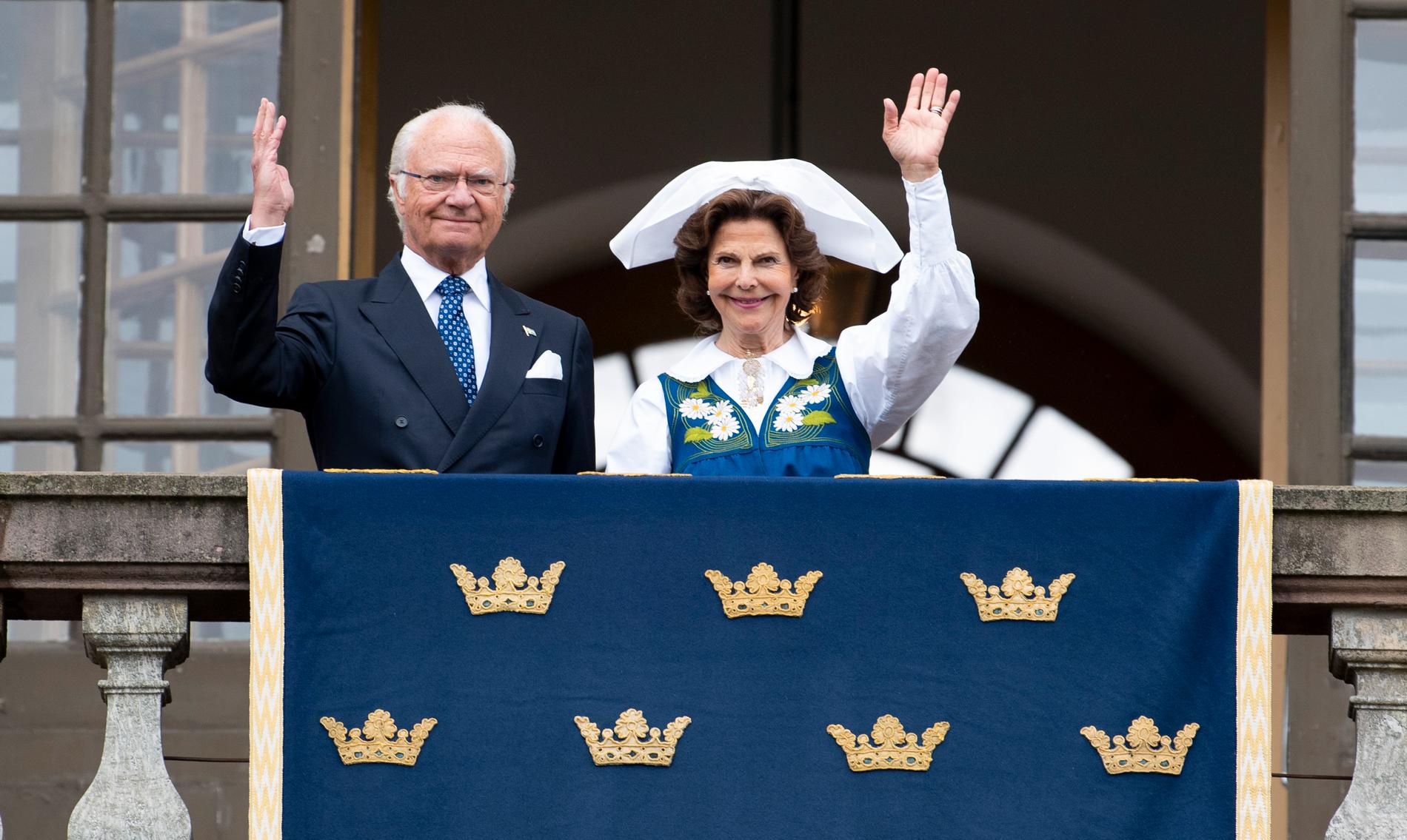 ”Ingen Bernadottesk monark har lyckats höja hovets anslag så mycket som Carl XVI Gustaf gjort” skriver Thomas Lyrevik i ”Den kungliga korruptionen”.