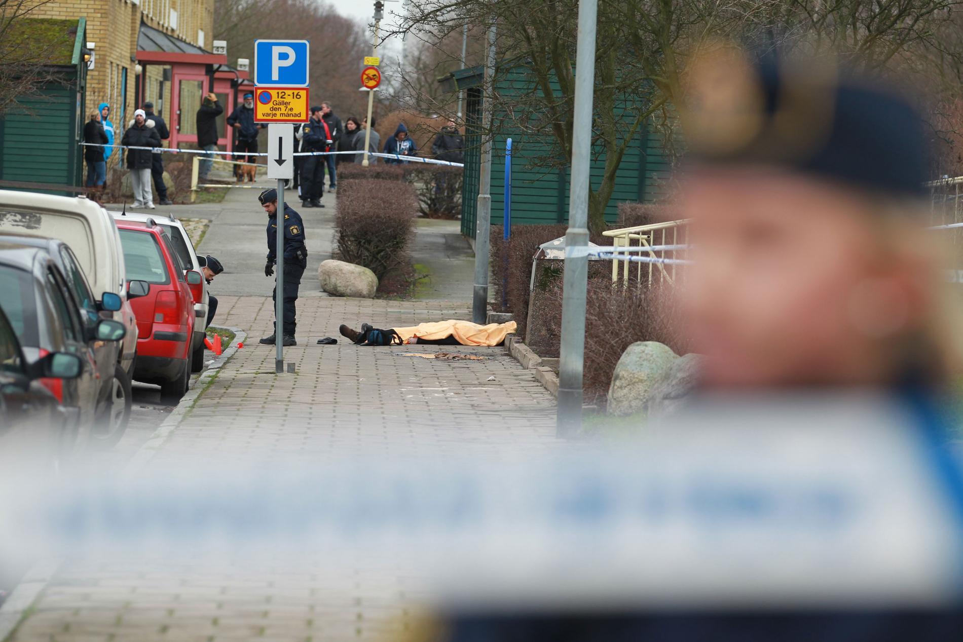 En 50-årig man sköts till döds i Malmö strax innan lunch på tisdagen.