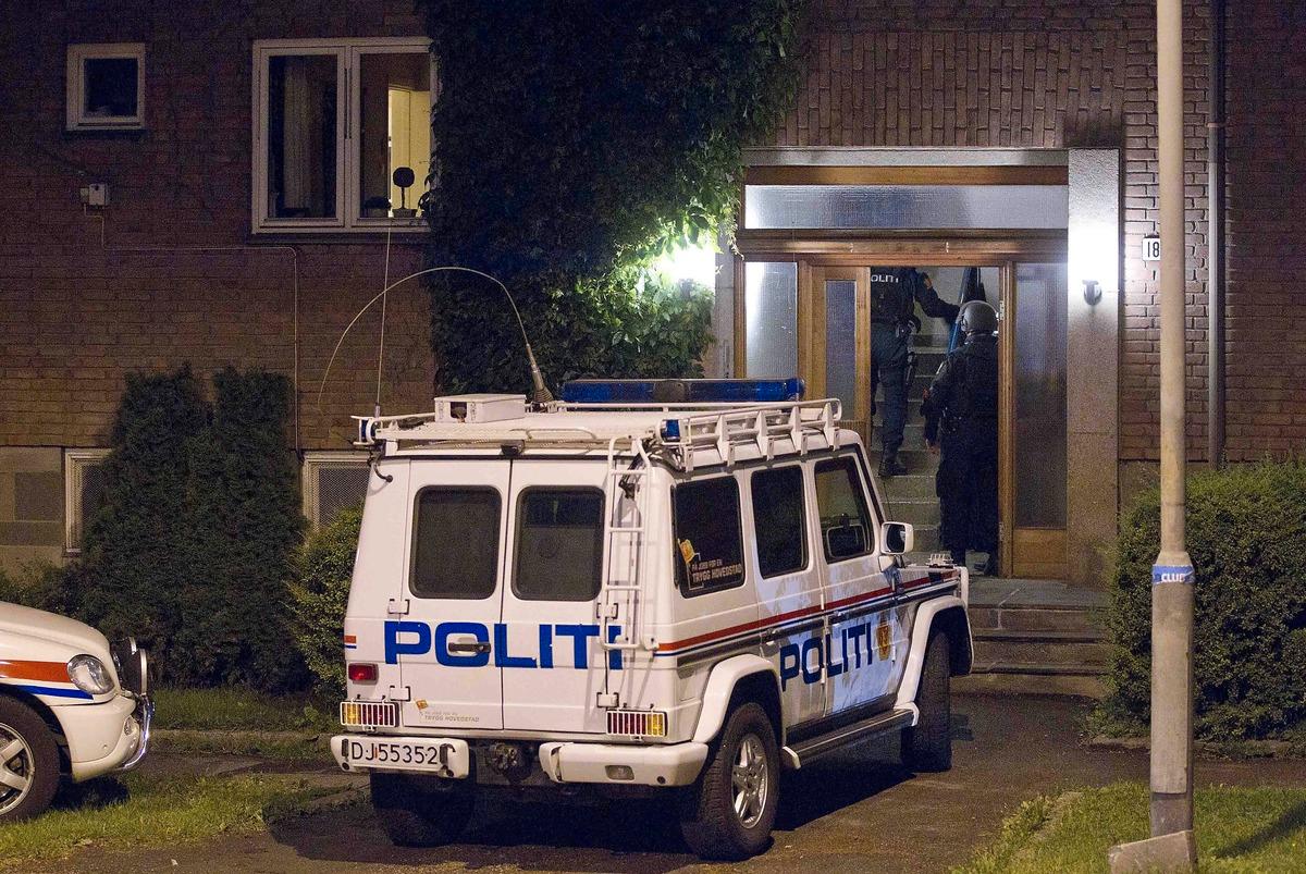 SÖKTE EFTER SPRÄNGMEDEL Strax efter midnatt spärrade norsk polis av stora delar av mannens adress i Oslo för att göra en husrannsakan. Polisen misstänkte bland annat att det kunde finnas sprängämnen i bostaden.