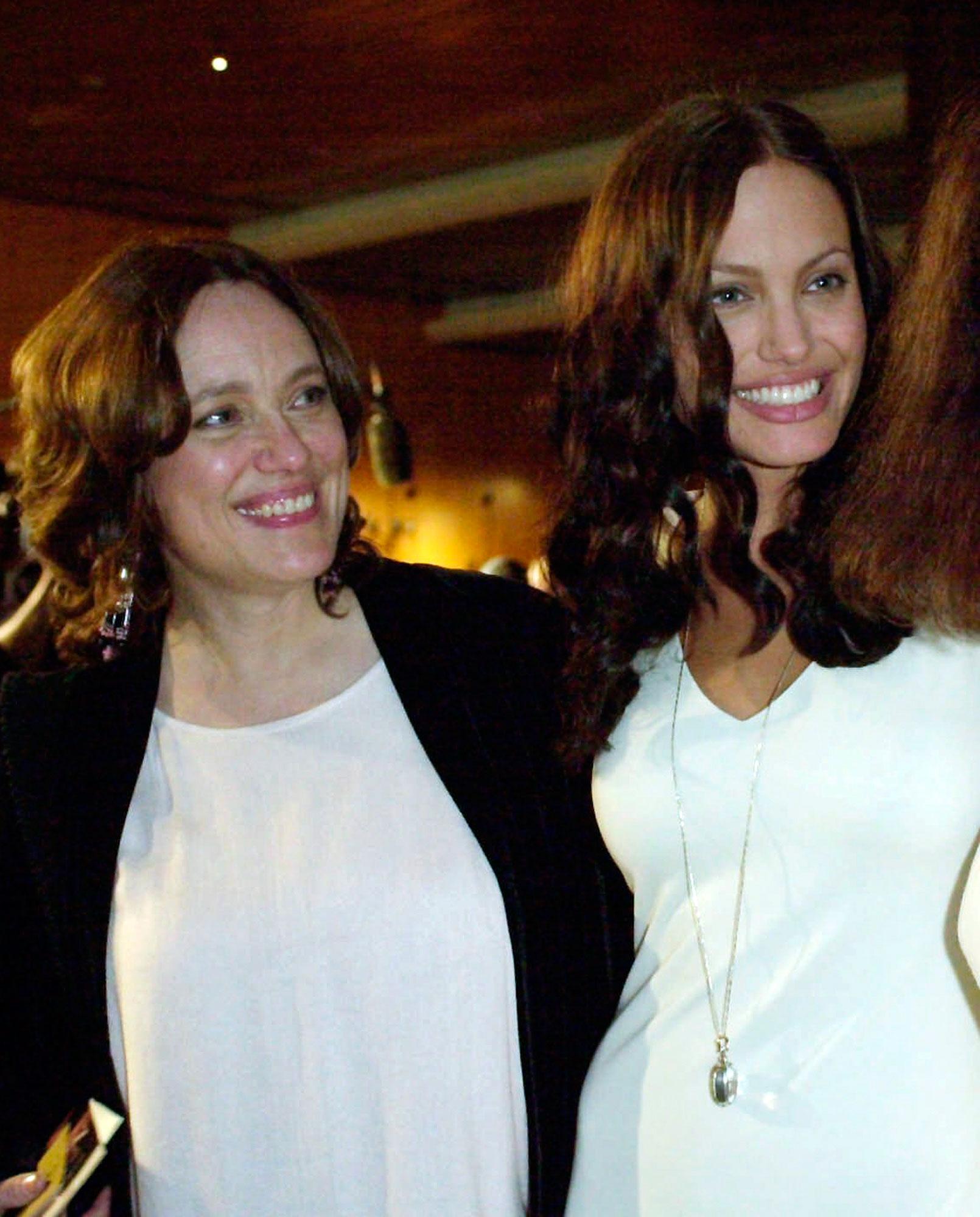 Angelina Jolie tillsammans med sin mamma Marcheline Bertrand 2001. Jolies mor gick bort i cancer 2007.