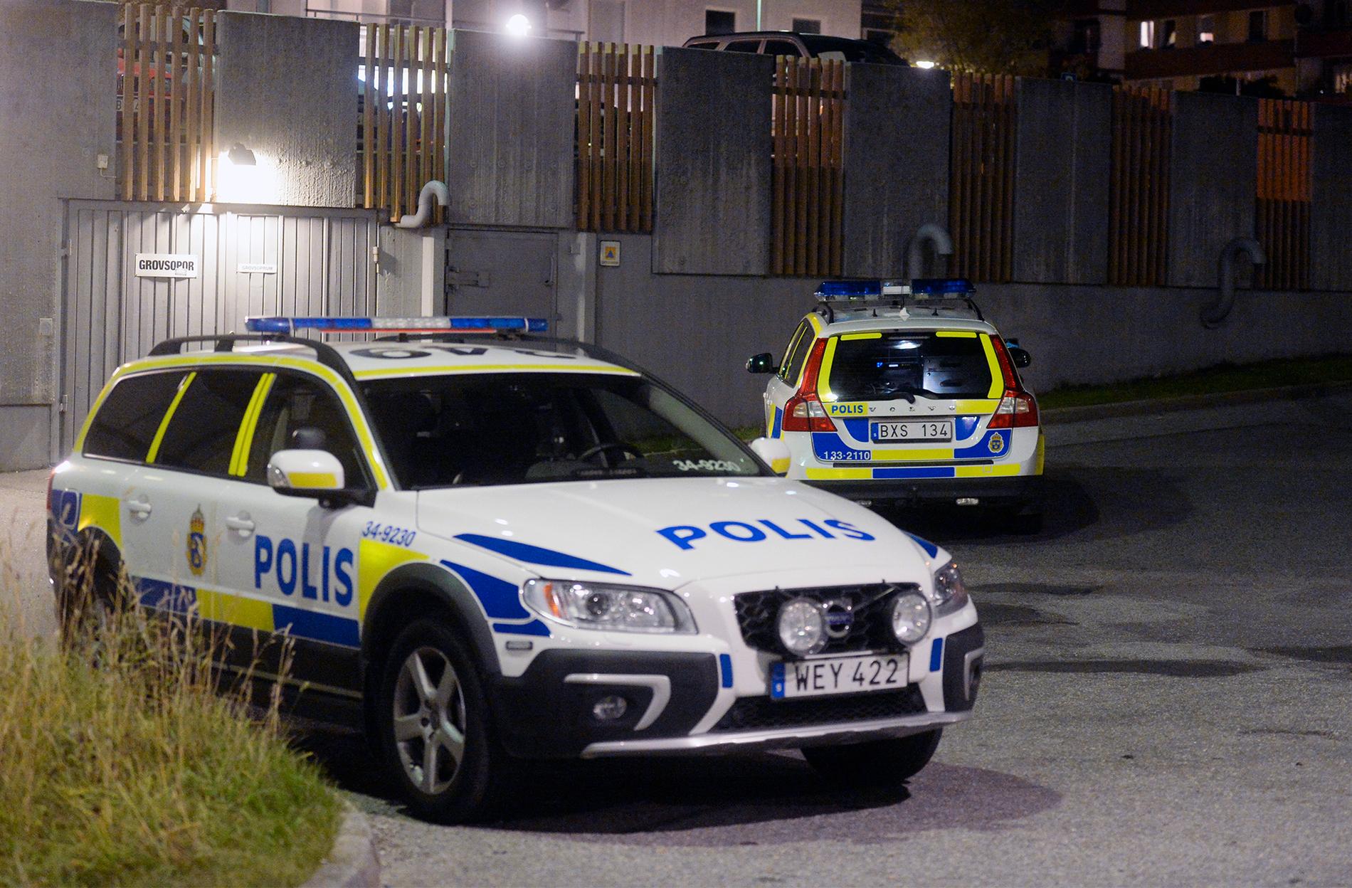 Polis på plats vid misstänkta skottlossningen i Husby.