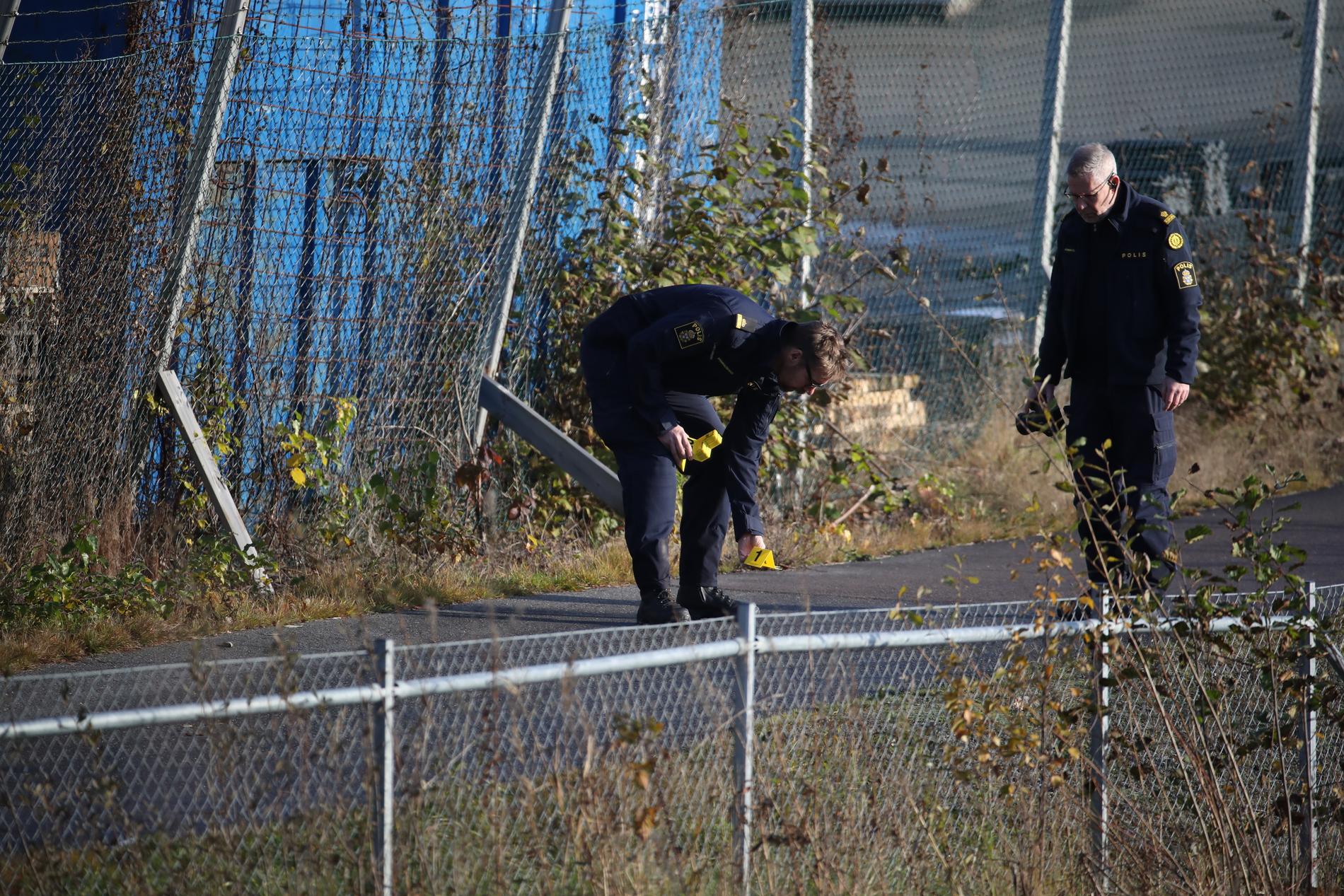 Polisens tekniker arbetar på platsen utanför en festlokal i Mölnlycke där en skottlossning inträffade på lördagskvällen.
