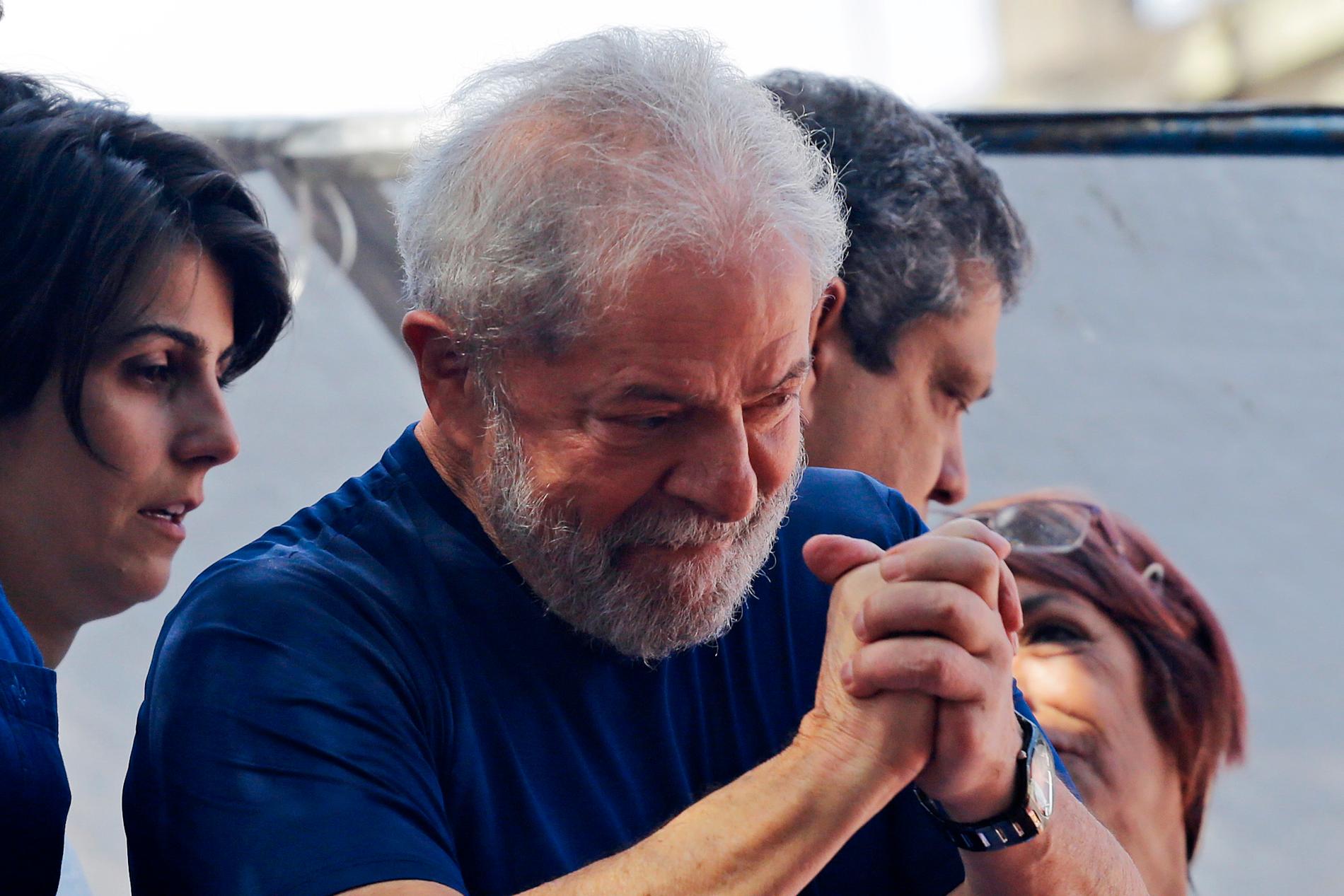 Brasiliens tidigare president t Luiz Inacio Lula da Silva avtjänar ett långt fängelsestraff, men får permission för att besöka sitt barnbarns begravning. Arkivbild.