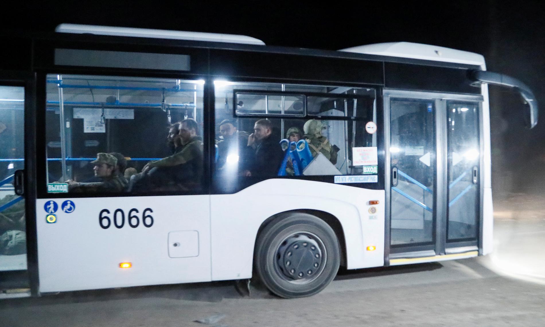 En buss för bort soldater som evakuerats från A