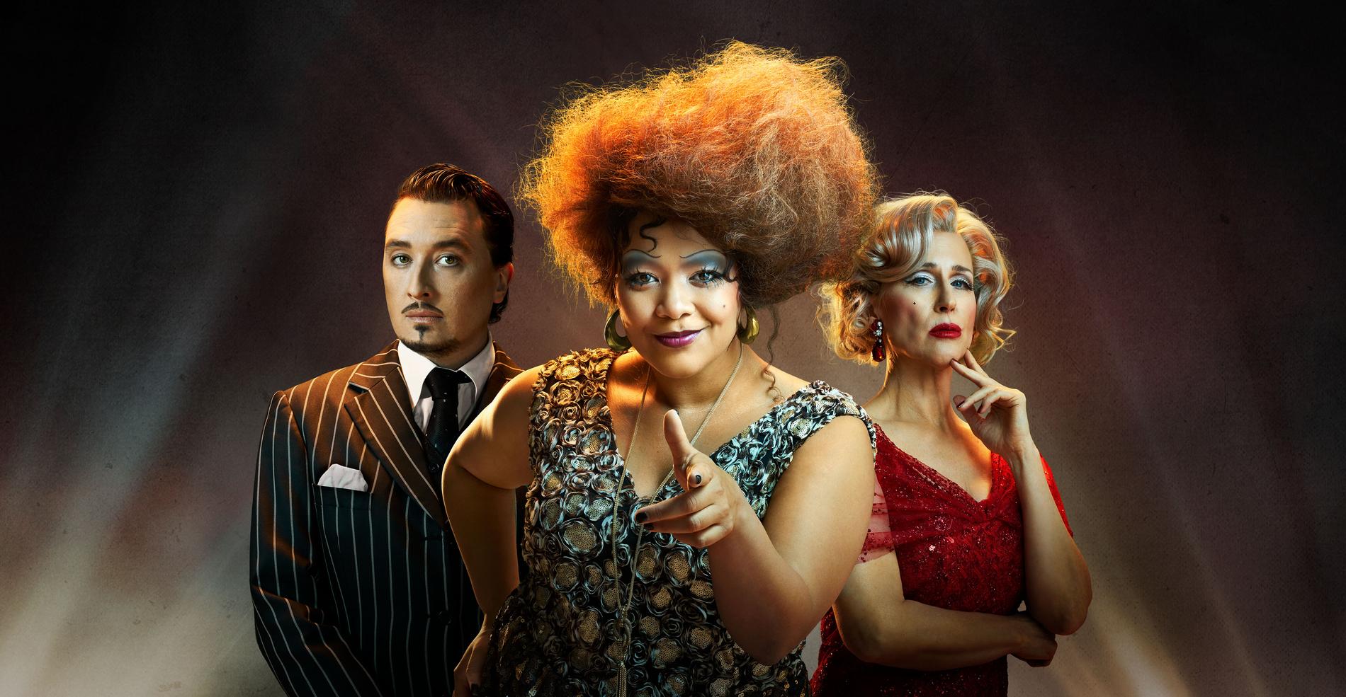 "Chicago" har premiär i september 2025 på Malmö Opera. Från vänster: Richard Hamrin (Billy Flynn), Leila Jung (Roxie Hart) och Åsa Fång (Velma Kelly). Pressbild.