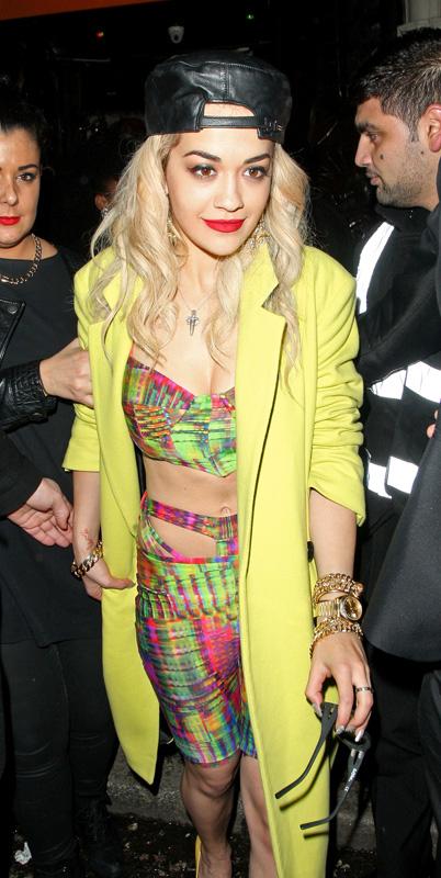 Sångerskan Rita Ora visar upp en färggrann outfit efter en konsert.