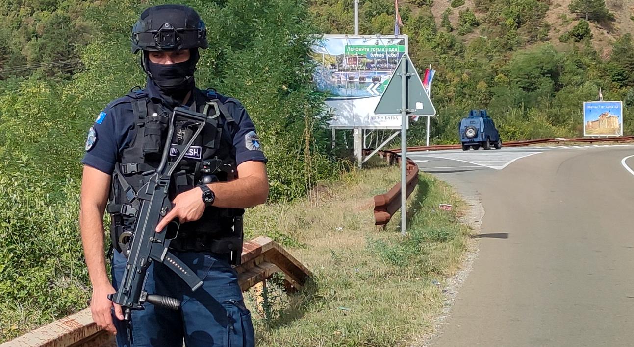 Polis på vägarna i närheten av byn Banjska i norra Kososvo.