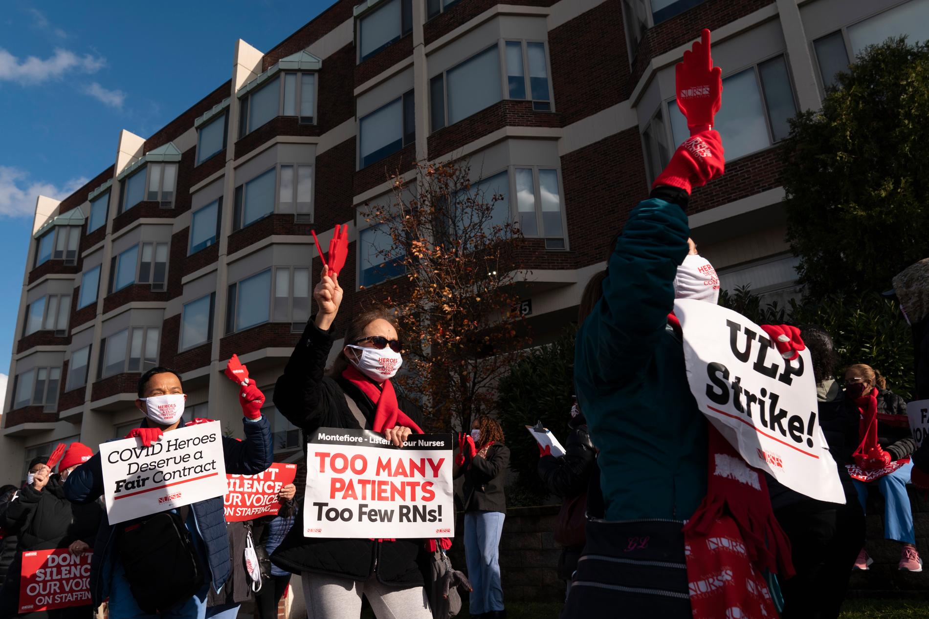 Liksom i Sverige är vårdpersonalens villkor en het fråga i USA. Här demonstrerar sjuksköterskor vid Montefiore New Rochelle Hospital i delstaten New York tidigare i veckan.
