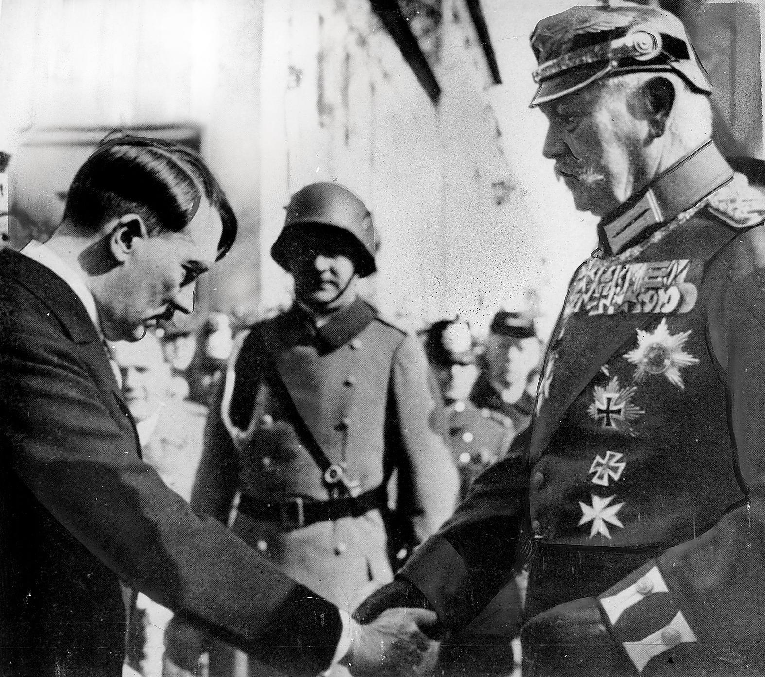 Makten i nazisternas händer  Adolf Hitler och presidenten Paul von Hindenburg i mars 1933, bara dagar innan riksdagen tog det ödesdigra beslutet att  överlämna makten i nazisternas händer.