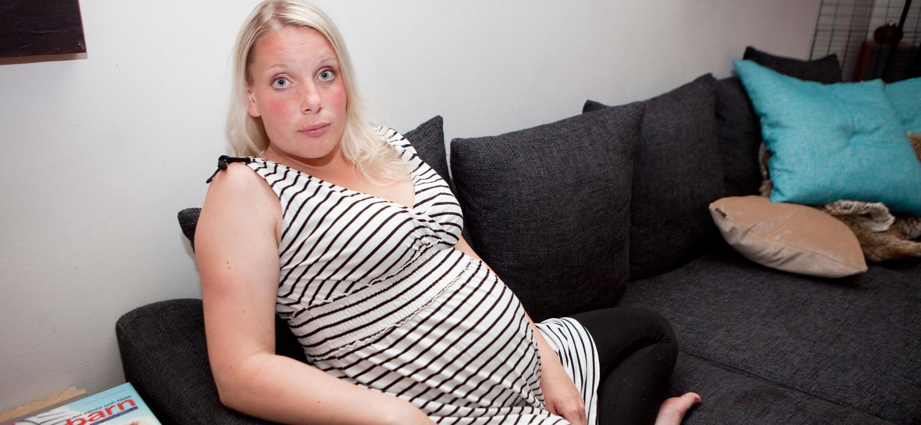 UPPSAGD. Charlotte Sundström, 24, berättade för sin arbetsgivare att hon var gravid och inte skulle orka jobba övertid. Då fick hon sparken.