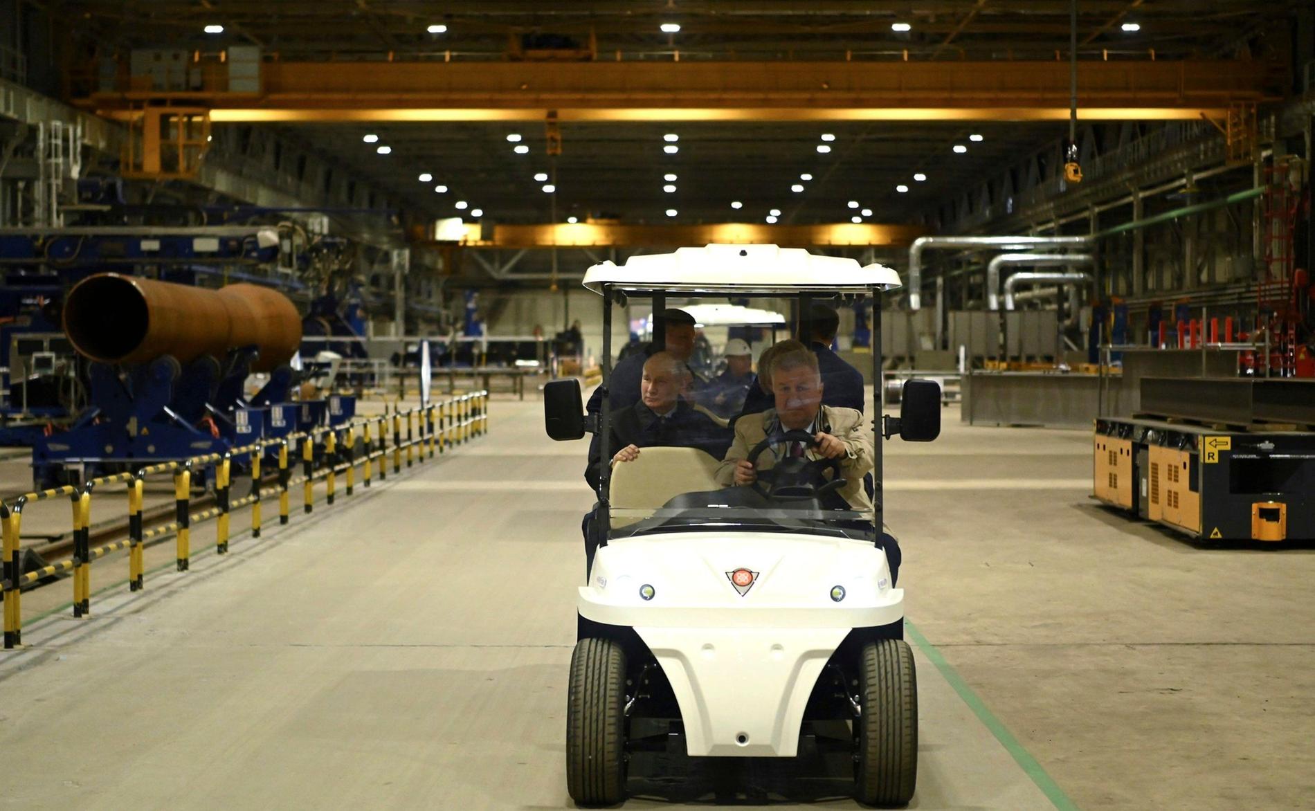 Putin åker runt i en annan typ av golfbil vid en rundtur på ett naturgasverk förra året.
