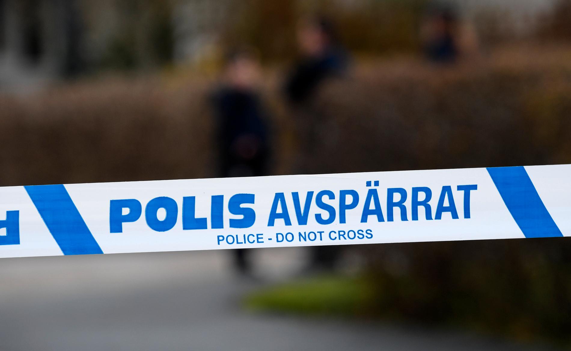 En man misstänks för stöld och ofredande efter att ha stulit flera kilo kött från en matbutik i Köping.
