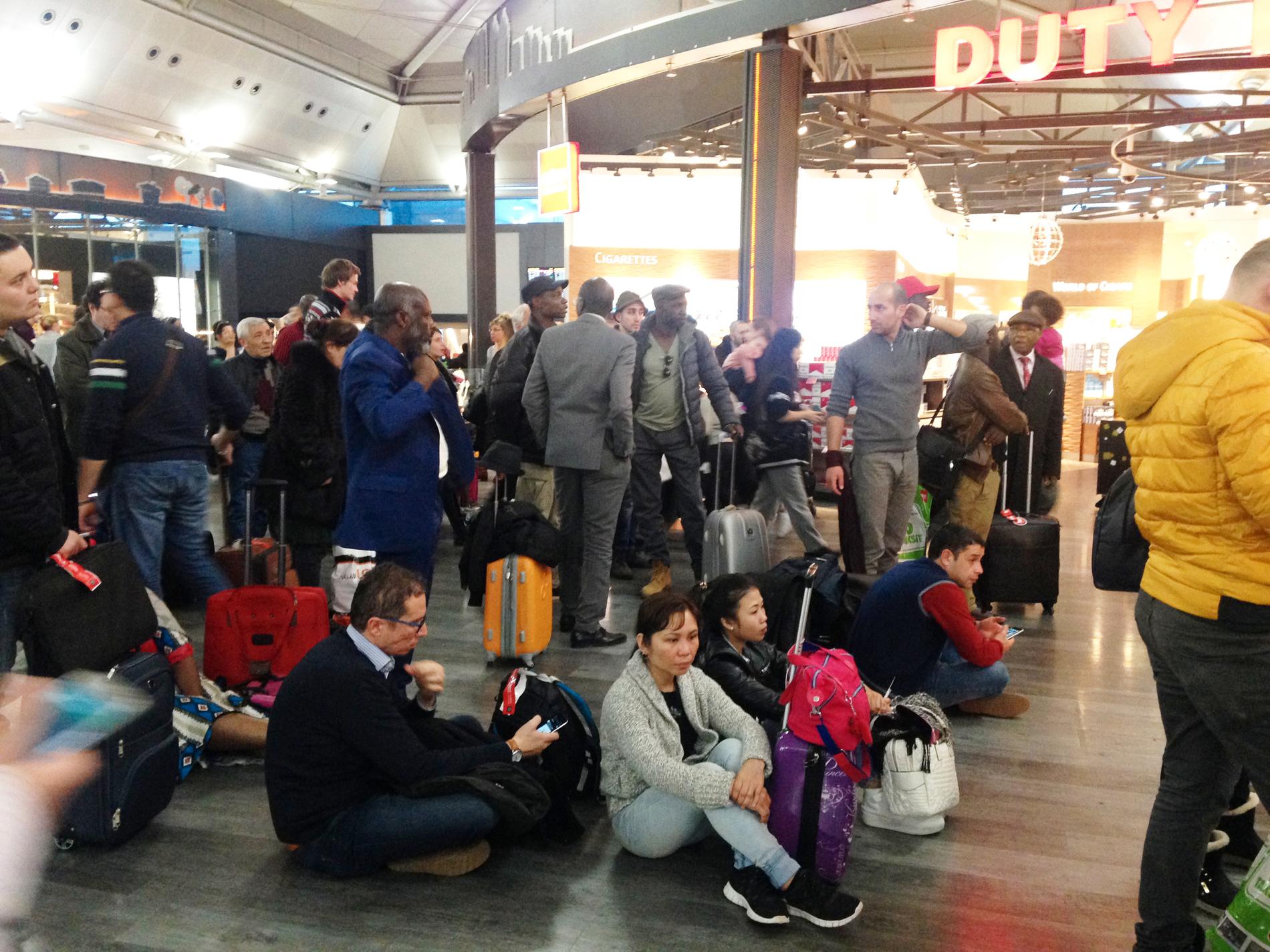 Turister fast på flygplatsen i Istanbul.