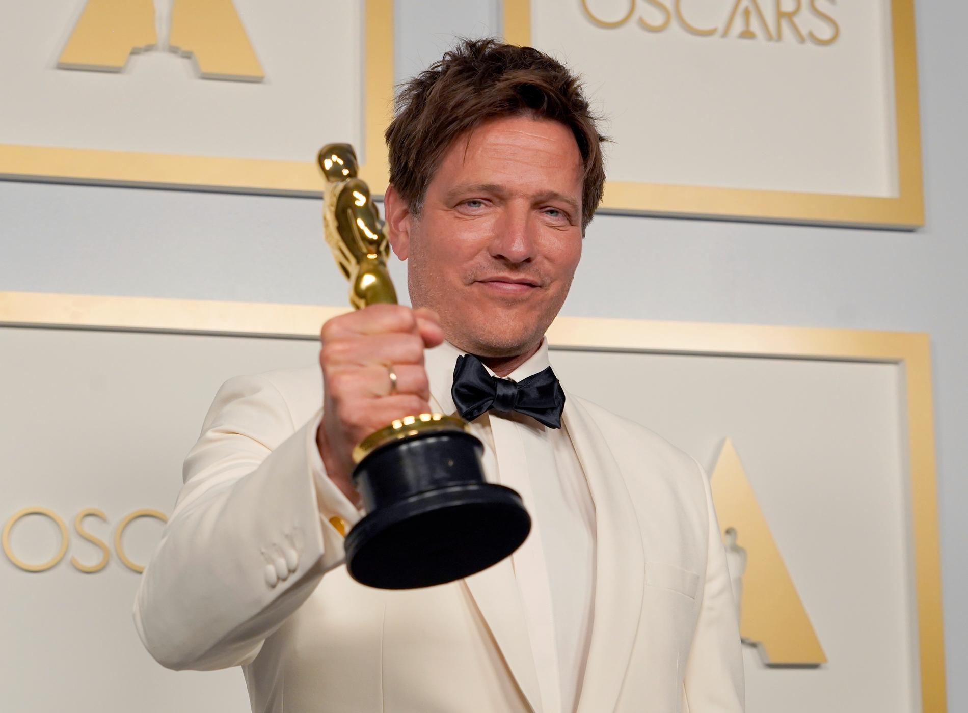 Regissören Thomas Vinterberg med Oscarsstatyetten för "En runda till".