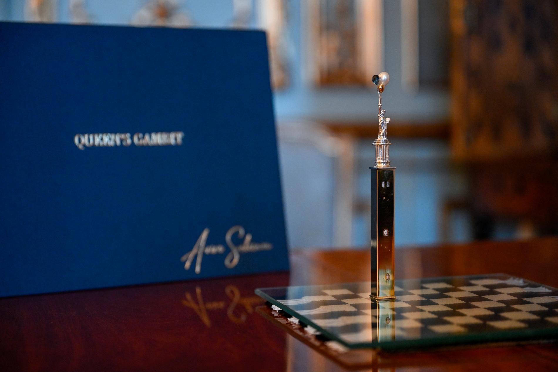 Bordssmycket ”Queen’s Gambit” består av en schackväv skapad av Åsa Pärson och en silverpjäs skapad av ädelsmeden och konstnären Aviva Scheimans.