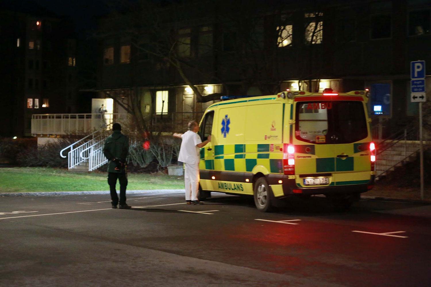 Här anländer ambulansen med evakuerade kvinnan.